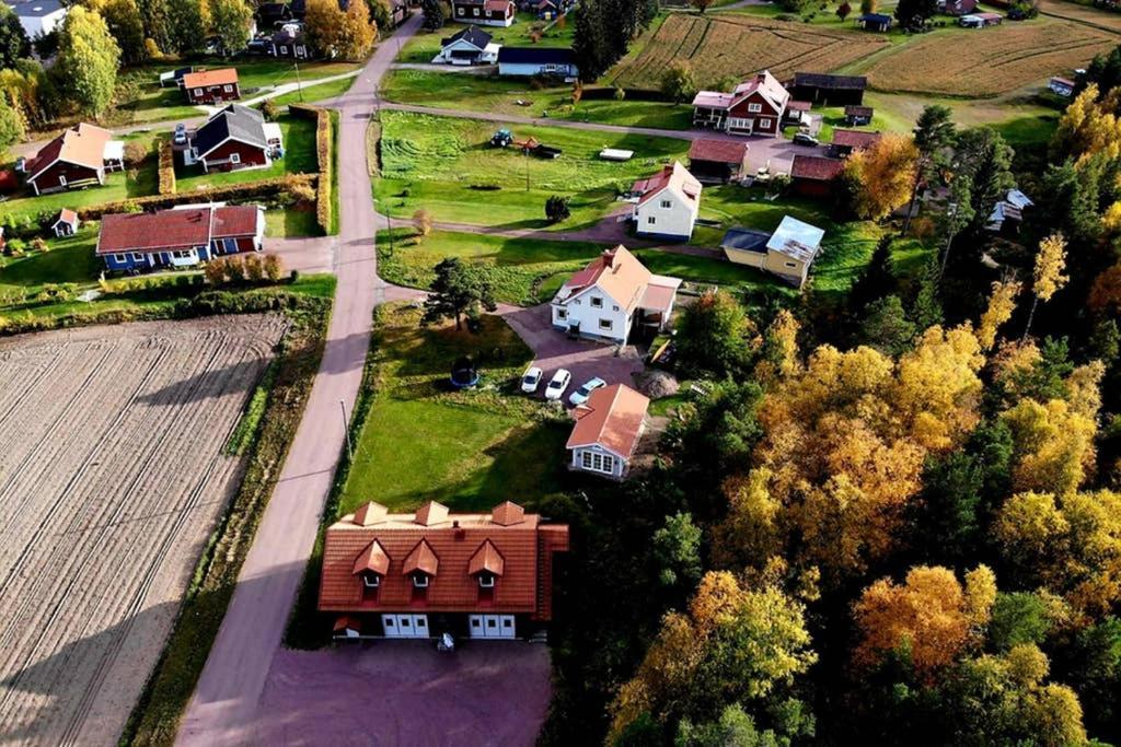 Nybyggd Stuga Intill Skogsbrynet - New Built Cottage Next To The Cowberry Forest Mora Bagian luar foto