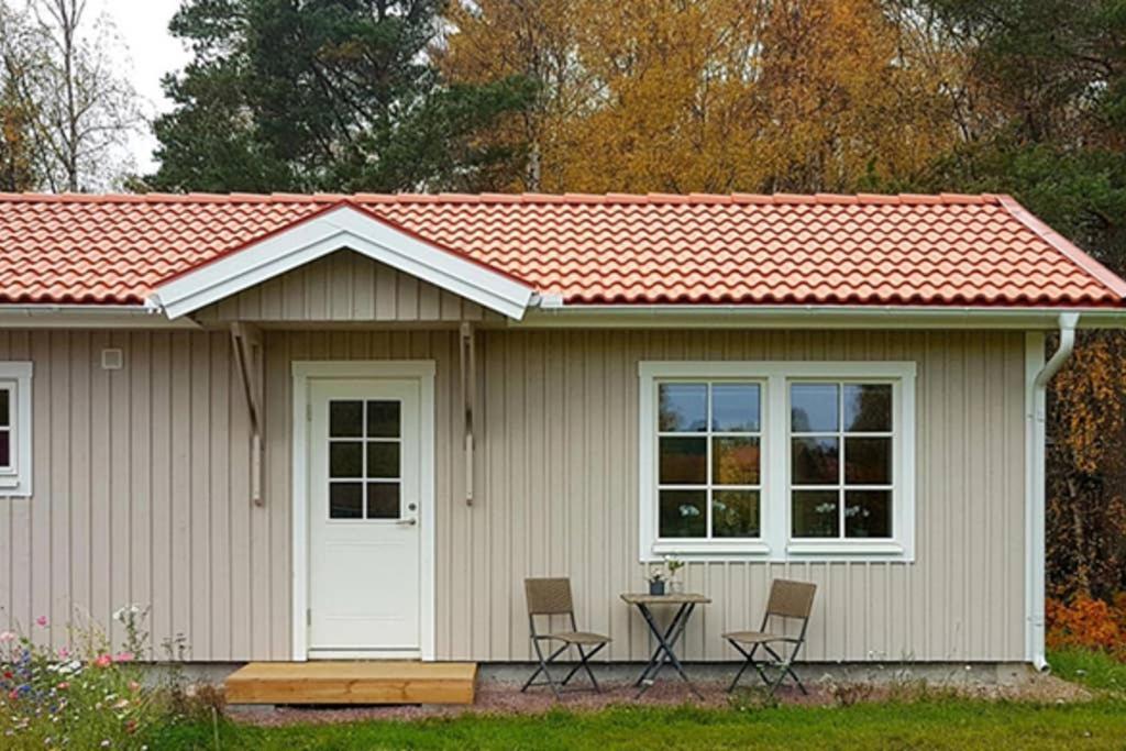 Nybyggd Stuga Intill Skogsbrynet - New Built Cottage Next To The Cowberry Forest Mora Bagian luar foto